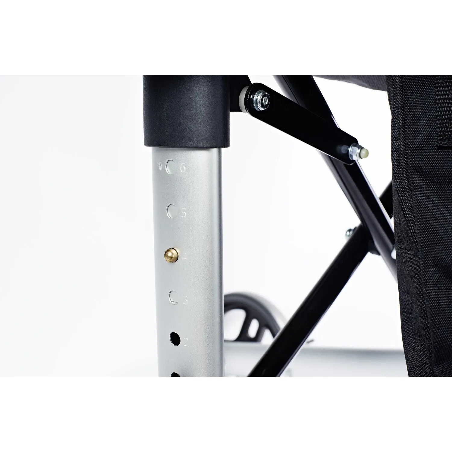 Detailaufnahme: Höhenverstellbarer Ridder Rollator Premium mit Tasche und Einstelllöchern.