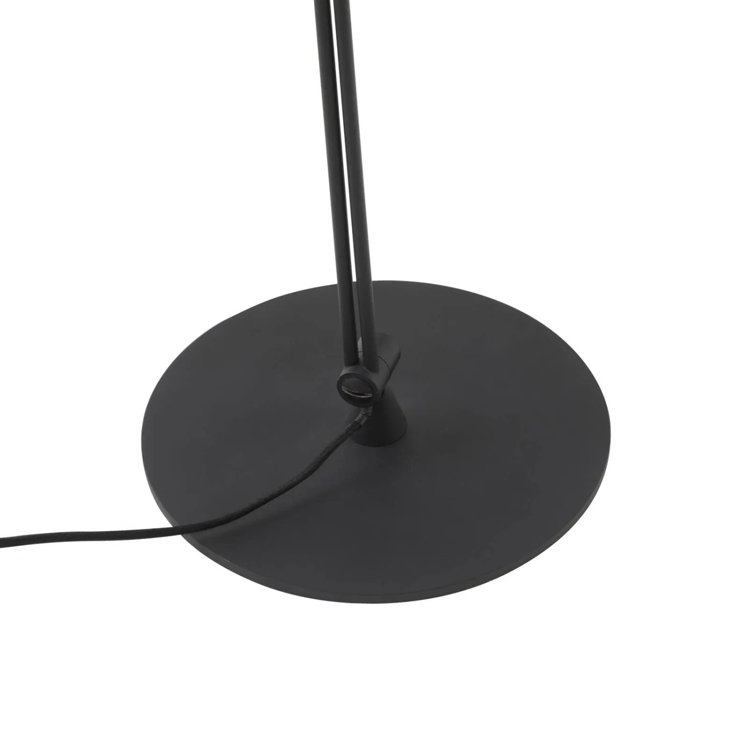 Detailaufnahme der schwarzen Lucande Stehlampe Caelia aus Metall, Design-Stehlampe.