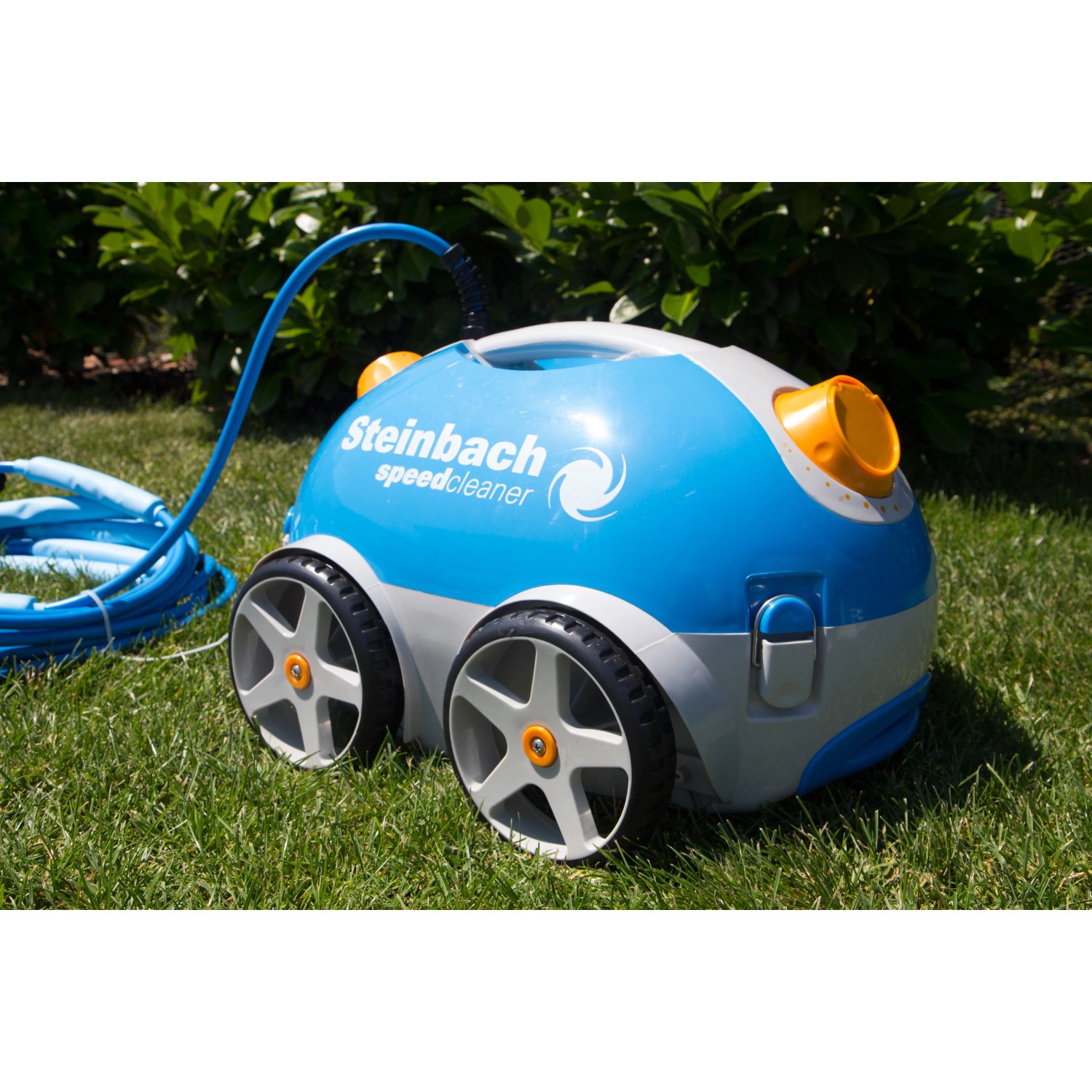 Steinbach Speedcleaner Poolrunner, ein Poolsauger in Blau/Grau mit Rädern und Kabel auf Rasen.