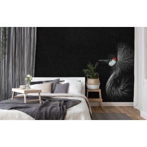 Fototapete mit Kranich-Motiv in Schwarz, Rot und Blau, angebracht im Schlafzimmer.