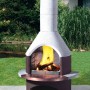Buschbeck Grillkamin Rondo, weiß-braun, mit Feuer und Holzscheiten. Gartengrill für Holzkohle und Holz.