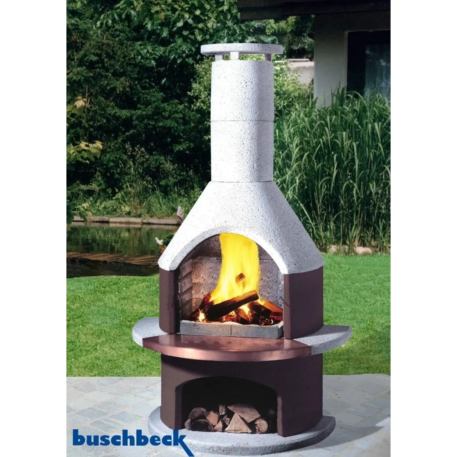 Buschbeck Grillkamin Rondo, weiß-braun, mit Feuer und Holzscheiten. Gartengrill für Holzkohle und Holz.