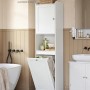 Weißer Songmics Badezimmerschrank mit Wäschesammler und offenem Fach im Badezimmer.