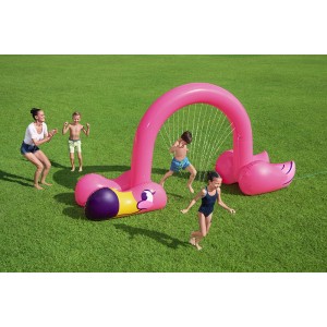 Bestway Jumbo Wassersprinkler Flamingo im Garten mit spielenden Kindern.