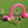 Bestway Jumbo Wassersprinkler Flamingo im Garten mit spielenden Kindern.