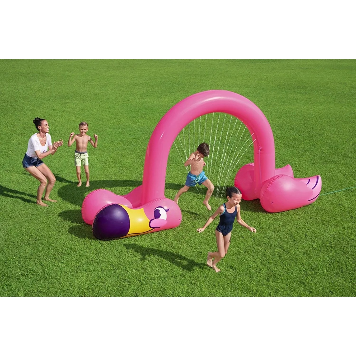 Bestway Jumbo Wassersprinkler Flamingo im Garten mit spielenden Kindern.