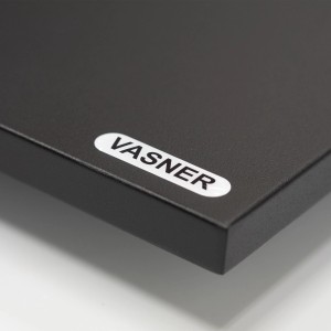 Detailansicht: Schwarze Vasner Infrarotheizung Citara T Tafelheizung mit Logo.