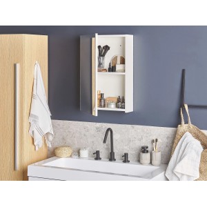Weißer Beliani Bad-Spiegelschrank PRIMAVERA mit offener Spiegeltür über einem Waschbecken. Bietet Stauraum im minimalistischen Bad.