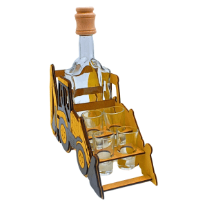 Gelber Holz Trecker mit Greifarm, Karaffe und 6 Schnapsgläsern. Originelles Geschenkset für Bar.