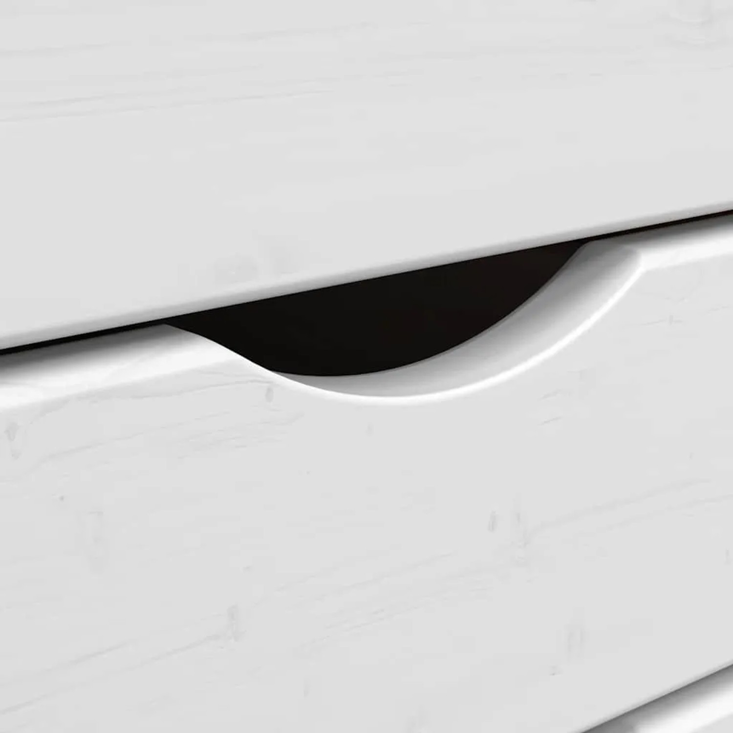 Weiße Schublade aus Massivholz Kiefer mit Griffmulde. Detail des vidaXL Rollschranks.