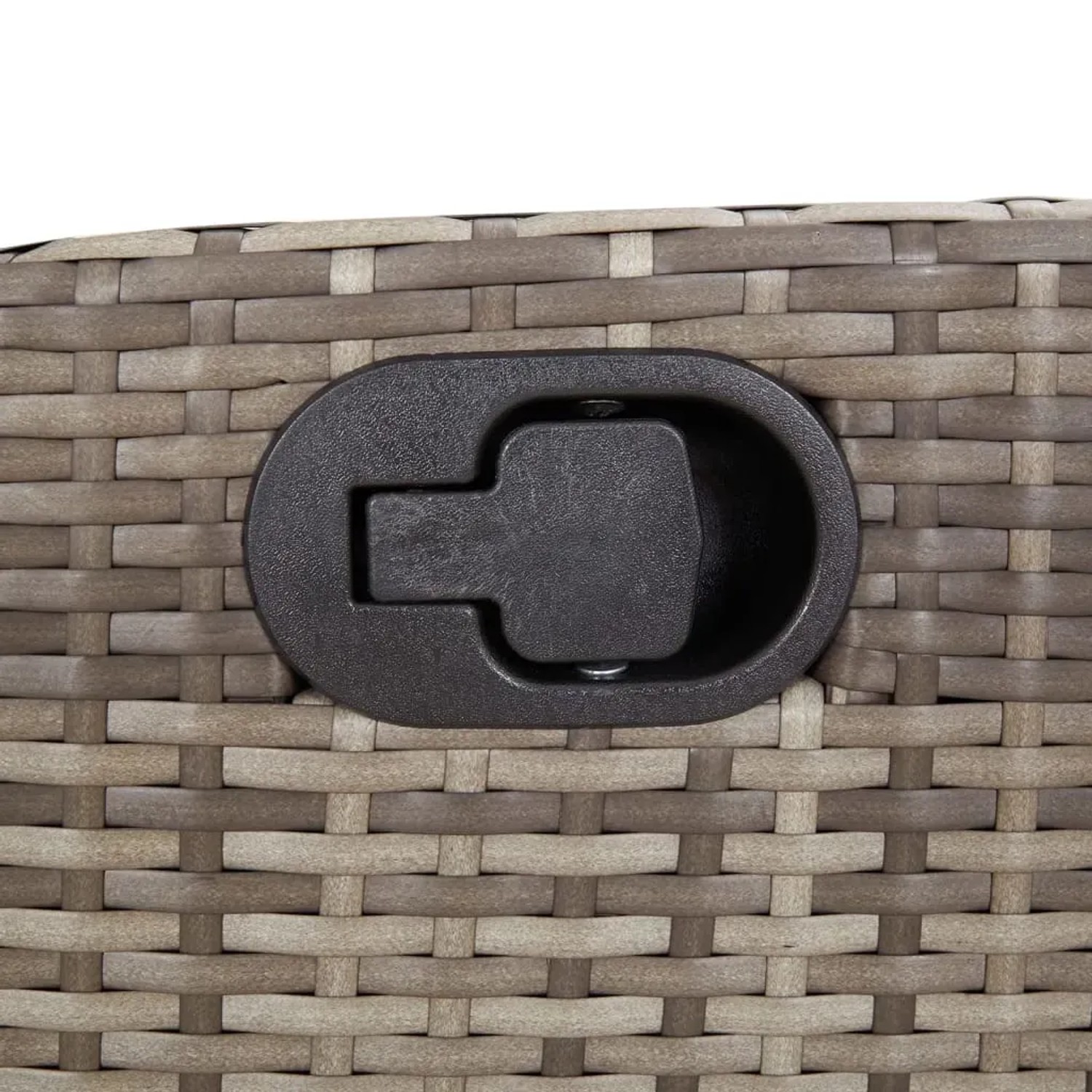 Detailaufnahme: Graues Poly Rattan Gartenmöbel mit Verstellmechanismus.