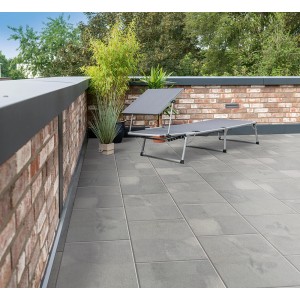 Diephaus Dura Quarzit Terrassenplatten, 60x40 cm, in Grau auf einer Terrasse mit Liege.