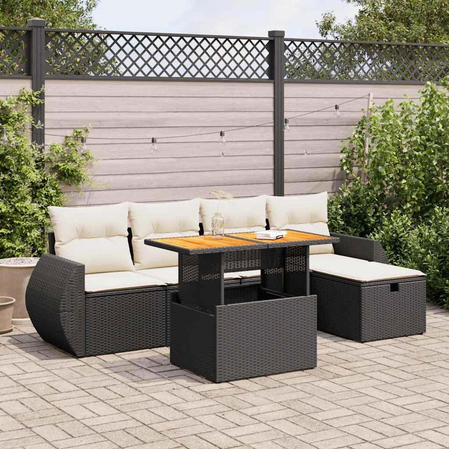 Schwarze 6-tlg. vidaXL Garten-Sofagarnitur aus Rattan mit cremefarbenen Kissen und höhenverstellbarem Tisch.