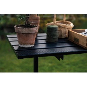 Schwarzer, klappbarer Halls Lamellentisch (178x55cm) mit Gartenzubehör. Ideal für Gewächshäuser.