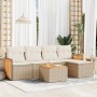 Beige 6-tlg. Garten-Sofagarnitur aus Rattan mit cremefarbenen Kissen und Akazientisch.