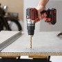 Black+Decker Akku-Schlagbohrschrauber BL188K bohrt in Metallplatte. Inkl. Akku und Koffer.