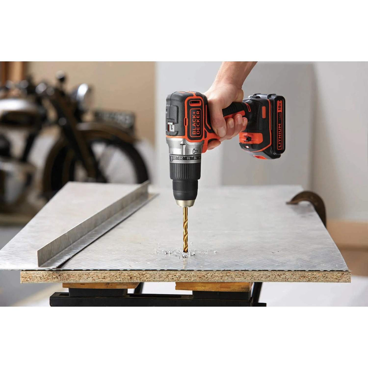 Black+Decker Akku-Schlagbohrschrauber BL188K bohrt in Metallplatte. Inkl. Akku und Koffer.
