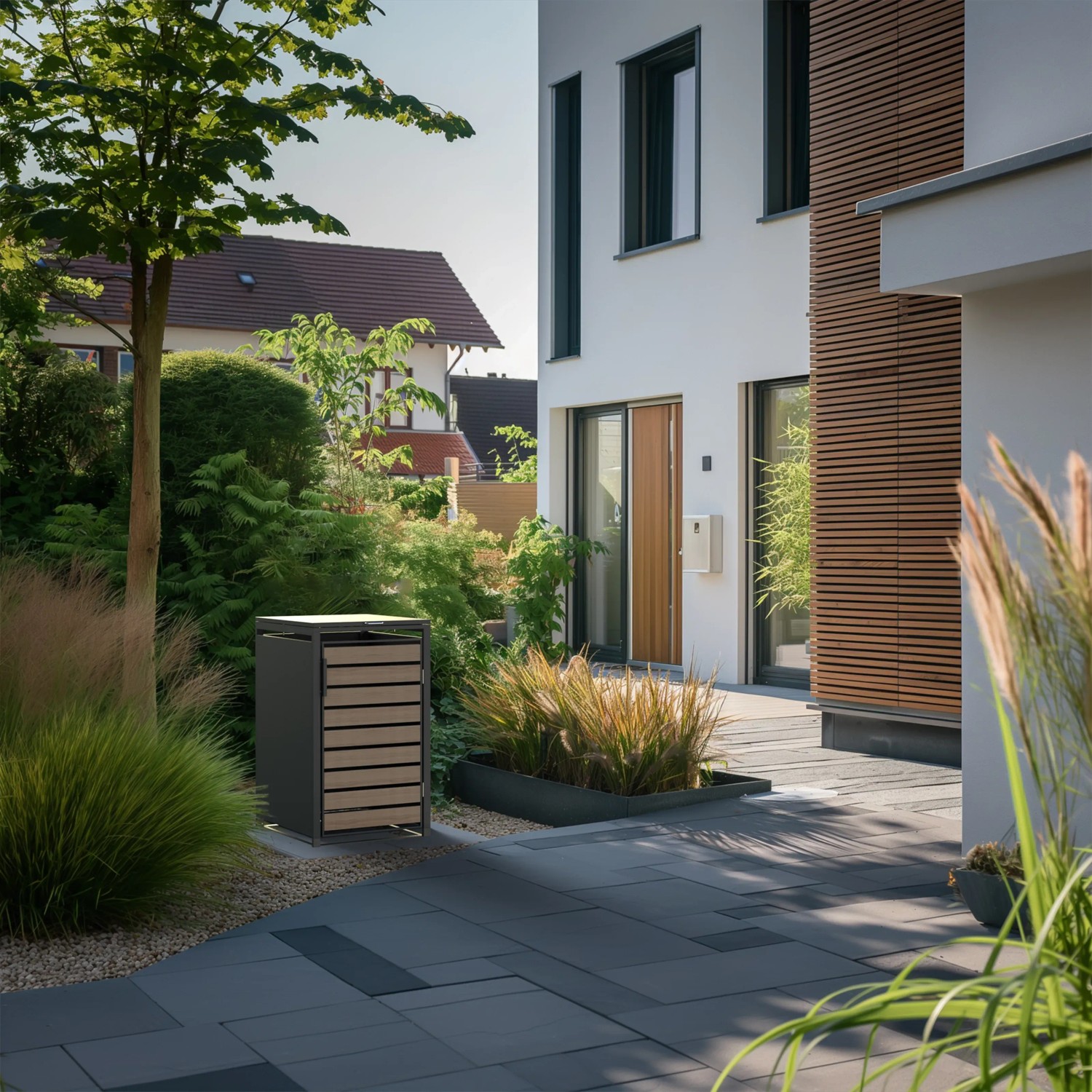 Westmann Mülltonnenbox Lacina für 1x240L Tonne, anthrazitfarbener Stahl mit Holzoptik, im Garten.