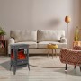 Schwarzer El Fuego Elektrokamin Como mit Heizung im Wohnzimmer.