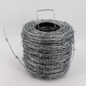 Aufgerollter, verzinkter Aquagart Stacheldraht (50m) für Zäune. Zubehör für Zaunbau.