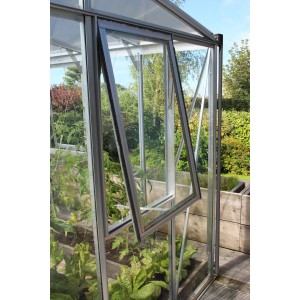 Vitavia Seitenfenster H mit ESG Alu im Gewächshaus, geöffnet zur Belüftung.