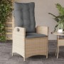 Beiger Poly Rattan Gartensessel mit verstellbarer Rückenlehne und grauen Kissen auf einer Terrasse.