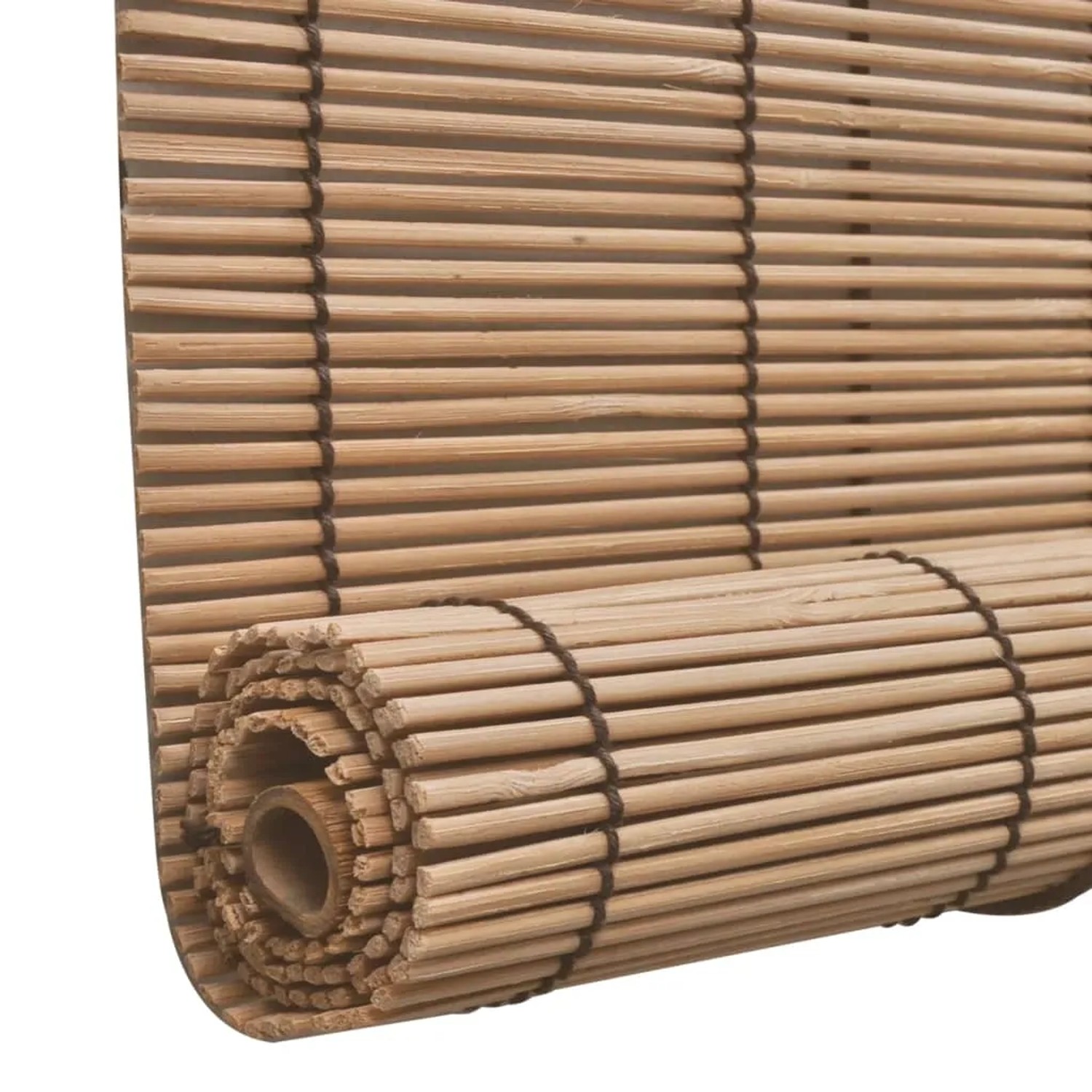 Braun gerolltes Bambusrollo, Fensterdekoration für Sichtschutz und Lichtfilterung.