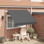 Anthrazitfarbene, handbetriebene Markise (250 cm) vor einer Hauswand mit Gartenmöbeln.