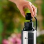 Gardena Premium Tiefbrunnenpumpe 6000/5 inox mit Hand beim Anschließen, Edelstahlgehäuse.