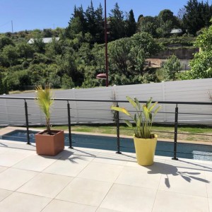 Schwarzes Kordo Geländerset aus Aluminium (2m) mit Bodenbefestigung und Opalu-Design.