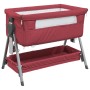 Rotes Babybett mit Matratze aus Leinenstoff und Netzgewebe. Höhenverstellbares Beistellbett mit Stauraum.