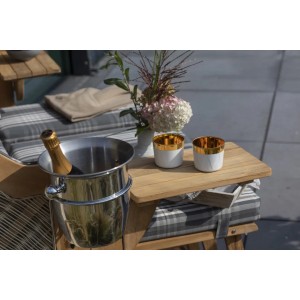Detailaufnahme: Teak Strandkorb Westerland XXL mit Sektkühler, Gläsern und Blumenvase.