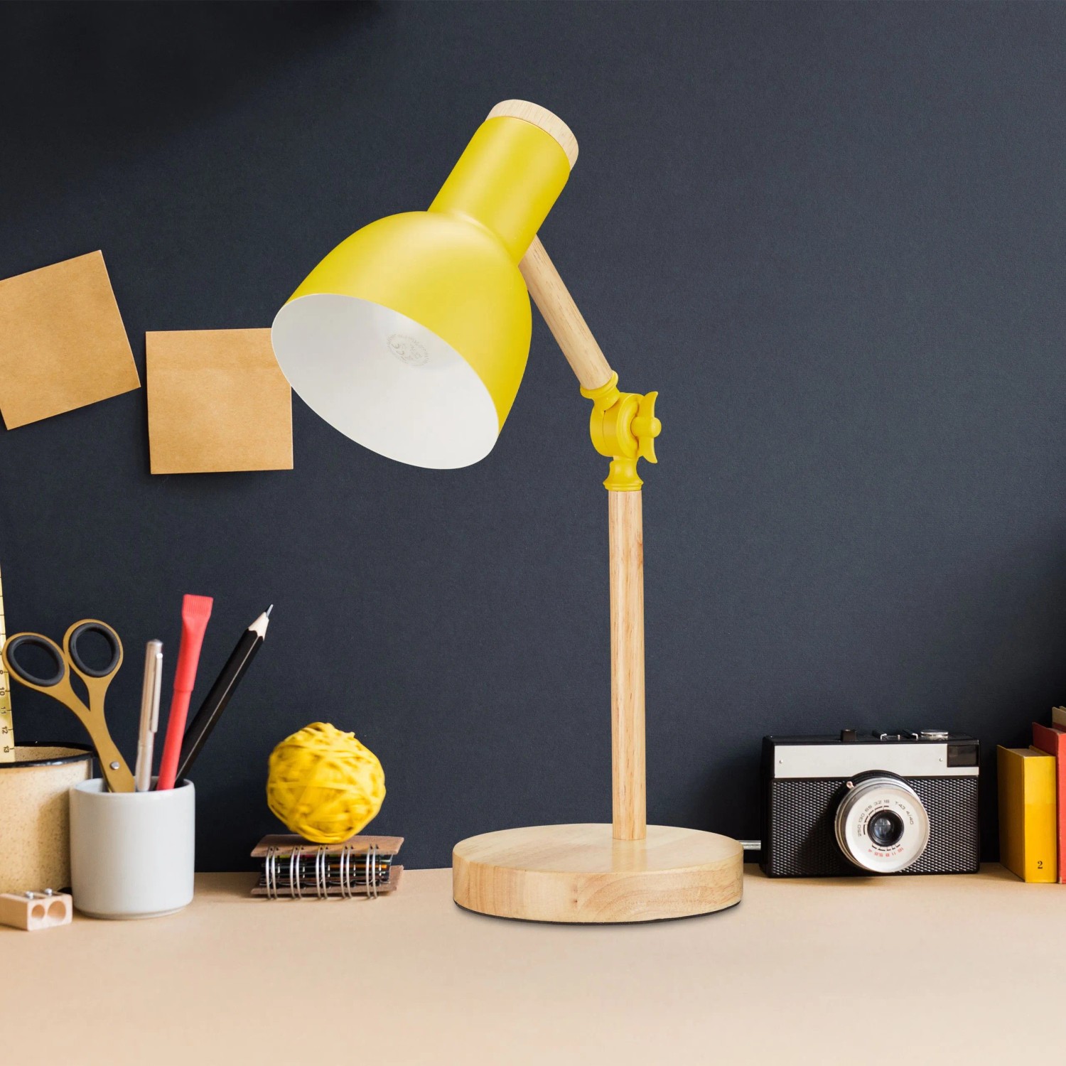 Gelbe Schreibtischlampe aus Holz und Metall, verstellbar, auf einem Schreibtisch. Perfekt für Büro und Leselicht.