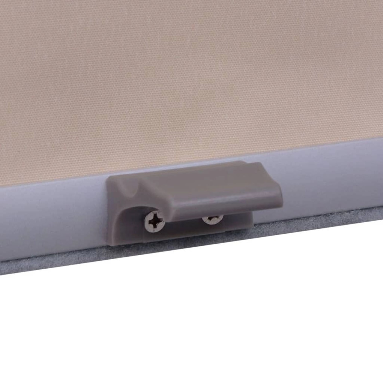 Detailaufnahme: Beige Verdunkelungsrollo CK04 für Velux Fenster, Halterung sichtbar.