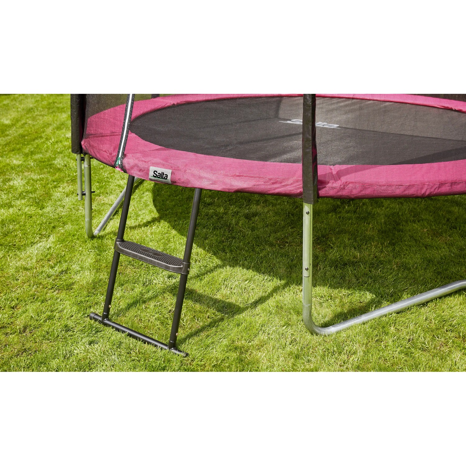 Salta Trampolin-Leiter S am Trampolin für sicheren Aufstieg.