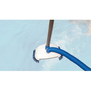 Weka Pool Bodenreinigungsset im Einsatz: Poolsauger mit Bürsten und Schlauch im Wasser.