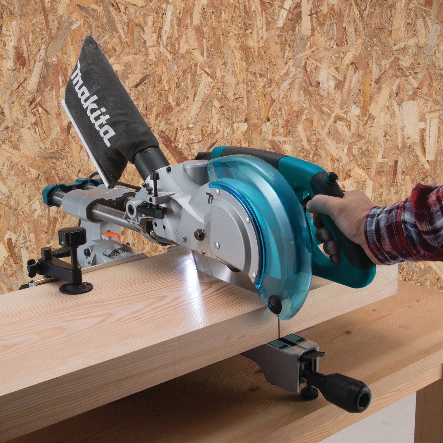 Makita LS0815FLN Kapp- und Gehrungssäge in Aktion beim Holzzuschnitt.