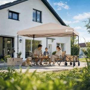 Beiger Sekey Faltpavillon 300x300 cm auf Terrasse, schützt Familie vor Sonne. Wasserdichter Pop Up Pavillon.
