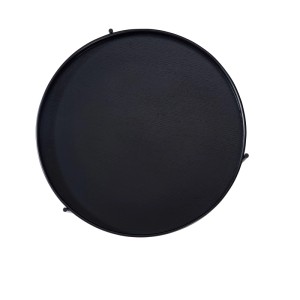 Schwarze, runde Tischplatte des okwish Couchtisches aus Massivholz und Metall. Zweistöckiger Wohnzimmertisch mit Holzoptik.