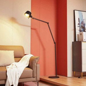 Schwarze Lucande Stehlampe Silka im modernen Design für Arbeitszimmer, flexibel verstellbar.