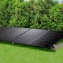 Grauer Solarmodulhalter aus Beton mit zwei montierten Solarmodulen im Garten.