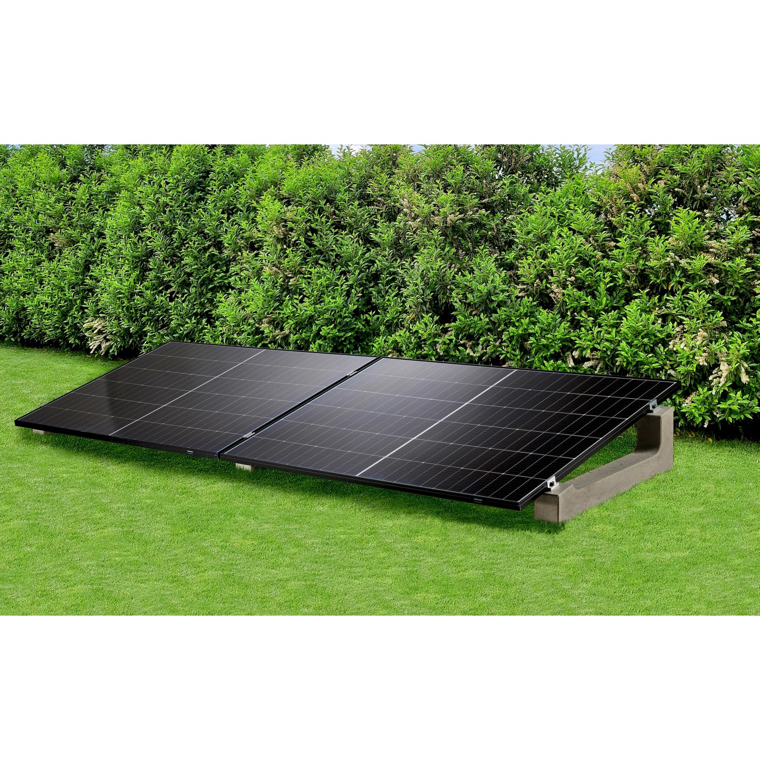 Grauer Solarmodulhalter aus Beton mit zwei montierten Solarmodulen im Garten.