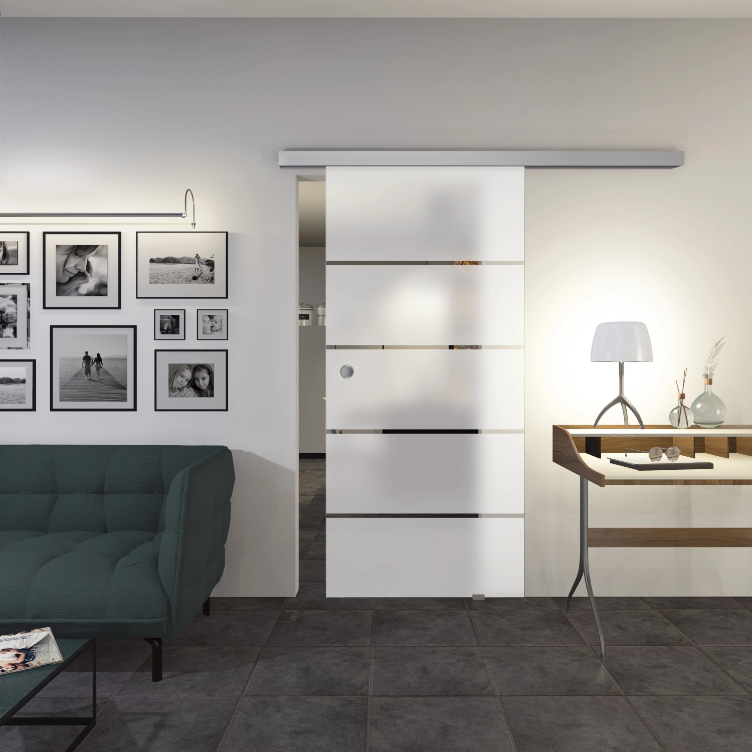 Moderne Glasschiebetür mit Siebdruck Dekor im Wohnraum. ESG Floatglas Schiebetür für Innenräume.