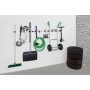 Bruns Gerätehalter Set schwarz-rot an weißer Wand mit Besen, Schaufel, Schlauch. Ordnungssystem für Garage.