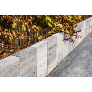 Diephaus Palisade Vivo Muschelkalk, rechteckig, grau-beige nuanciert, als Beeteinfassung im Garten.