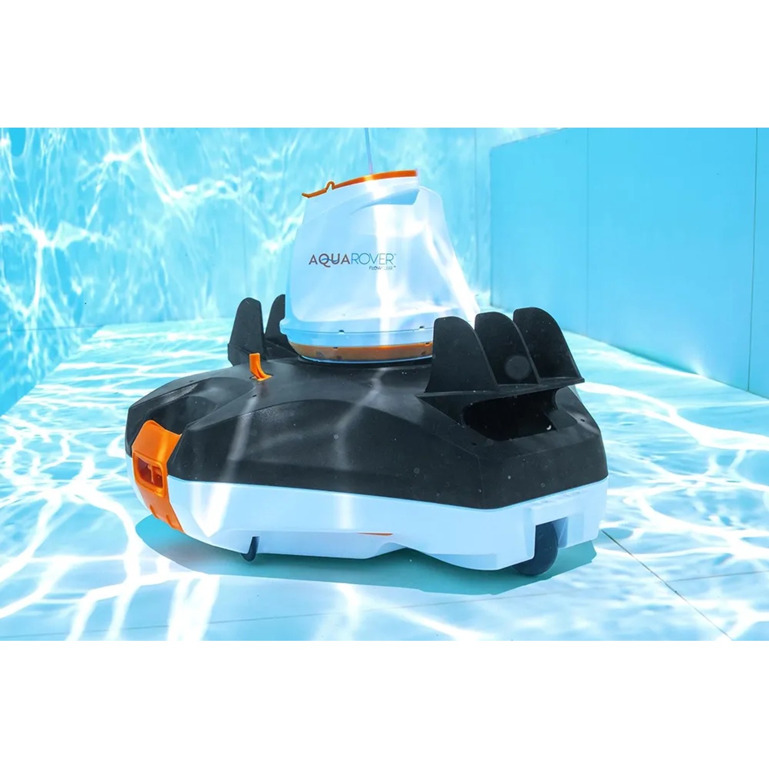 Flowclear Aquarover Poolroboter im Pool, automatische Poolreinigung für sauberes Wasser.