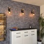 Egger DecoWall Narva Schiefer Wandpaneele im Wohnraum mit Leuchten und Dekoration.