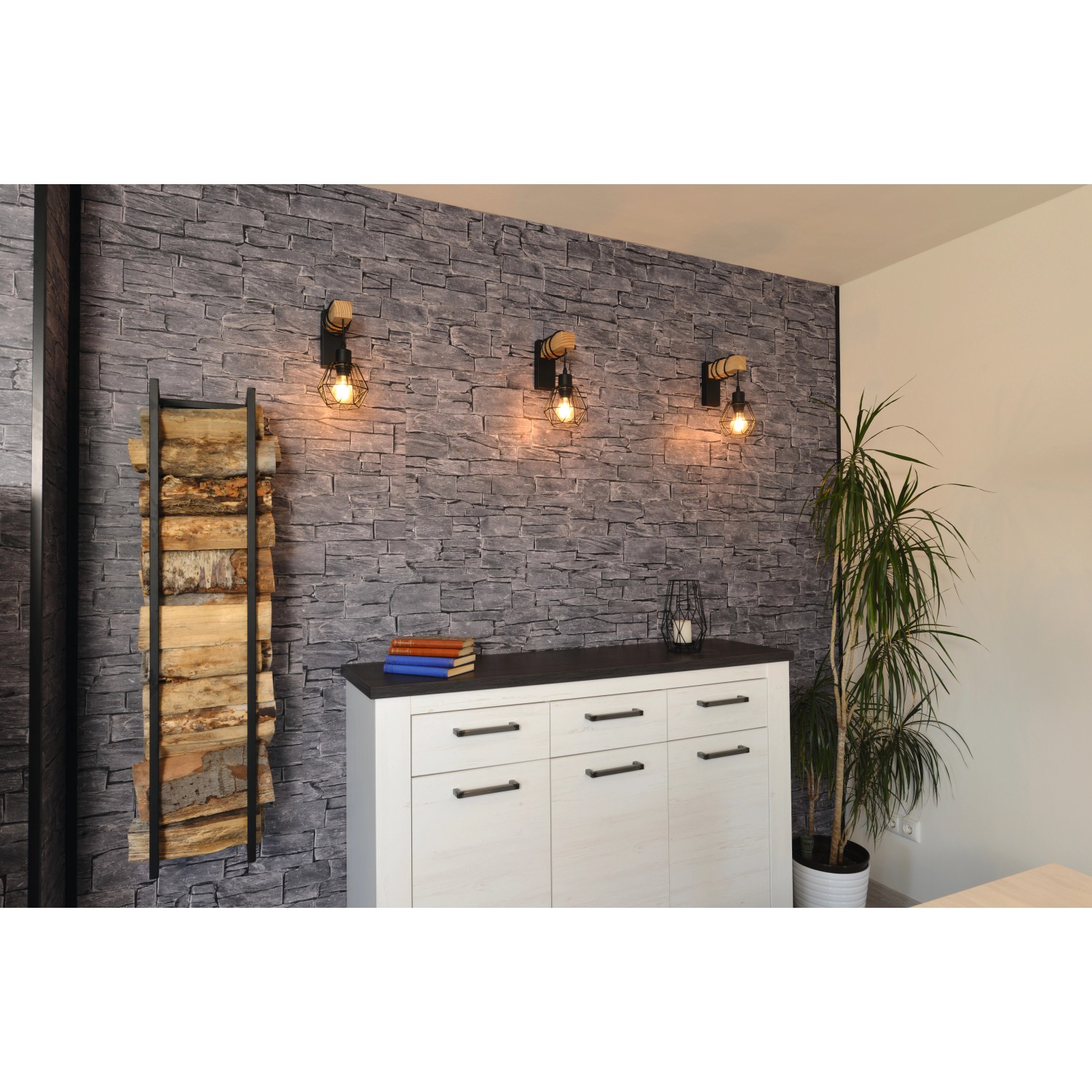 Egger DecoWall Narva Schiefer Wandpaneele im Wohnraum mit Leuchten und Dekoration.