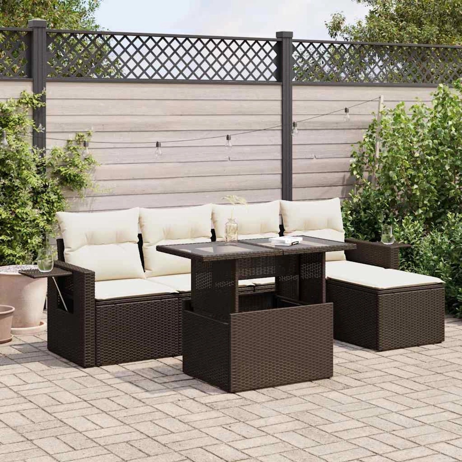 Braune 6-tlg. vidaXL Garten-Sofagarnitur aus Poly Rattan mit cremefarbenen Kissen.