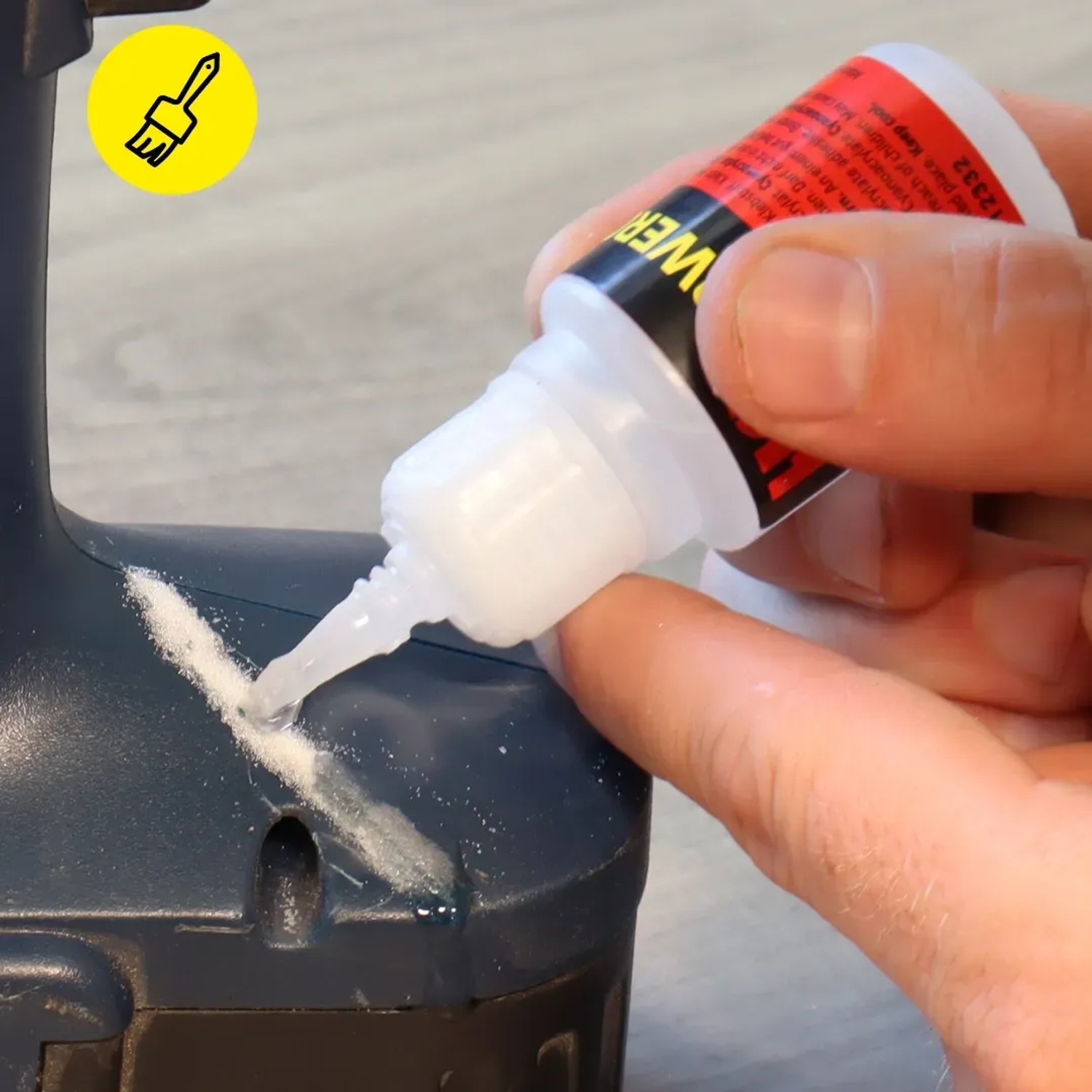 Anwendung von HG Power Glue Primer auf einem Werkstück. Kleber für optimale Haftung.